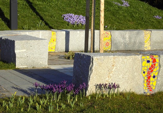 Natursteinsitzbl&ouml;cke im Fr&uuml;hjahr